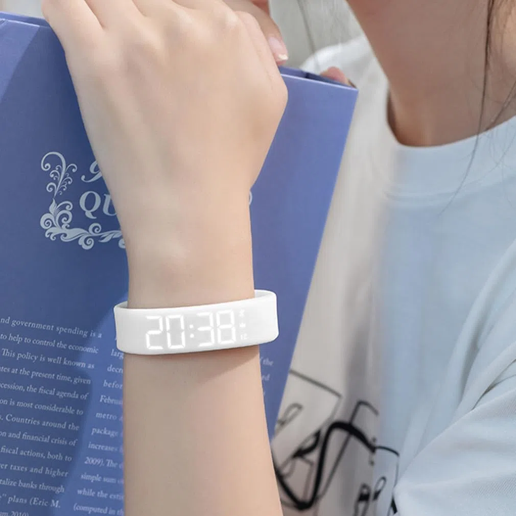 Bracciale con sveglia 2025 Nuovo cinturino da polso per chi dorme profondamente, vibrazione silenziosa, sveglia senza snooze, smartwatch con ricarica USB per uomo e donna