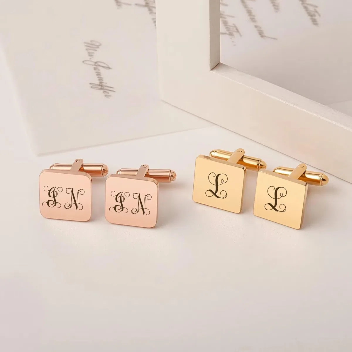 Gemelli in oro - Gemelli con lettera monogramma inciso - Design iniziale dei gemelli personalizzati - Gemelli con nome - Regalo Groomsman
