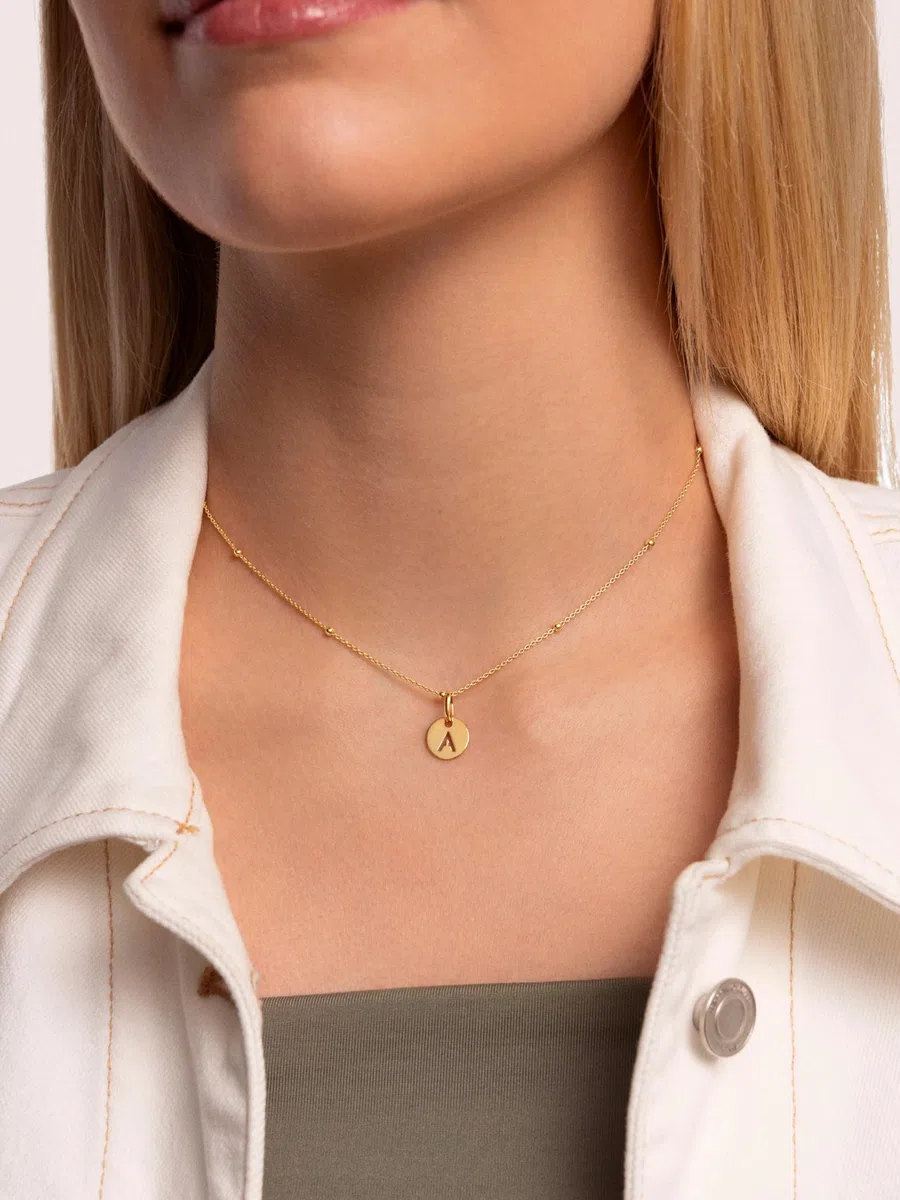 SINGULARU - Mini Medallion Letter. Ciondolo con Iniziale in Argento Sterling 925 con Finitura Placcata Oro 18Kt. Abbinabile con Collana. Gioielli per Donna. Lettera A-Z
