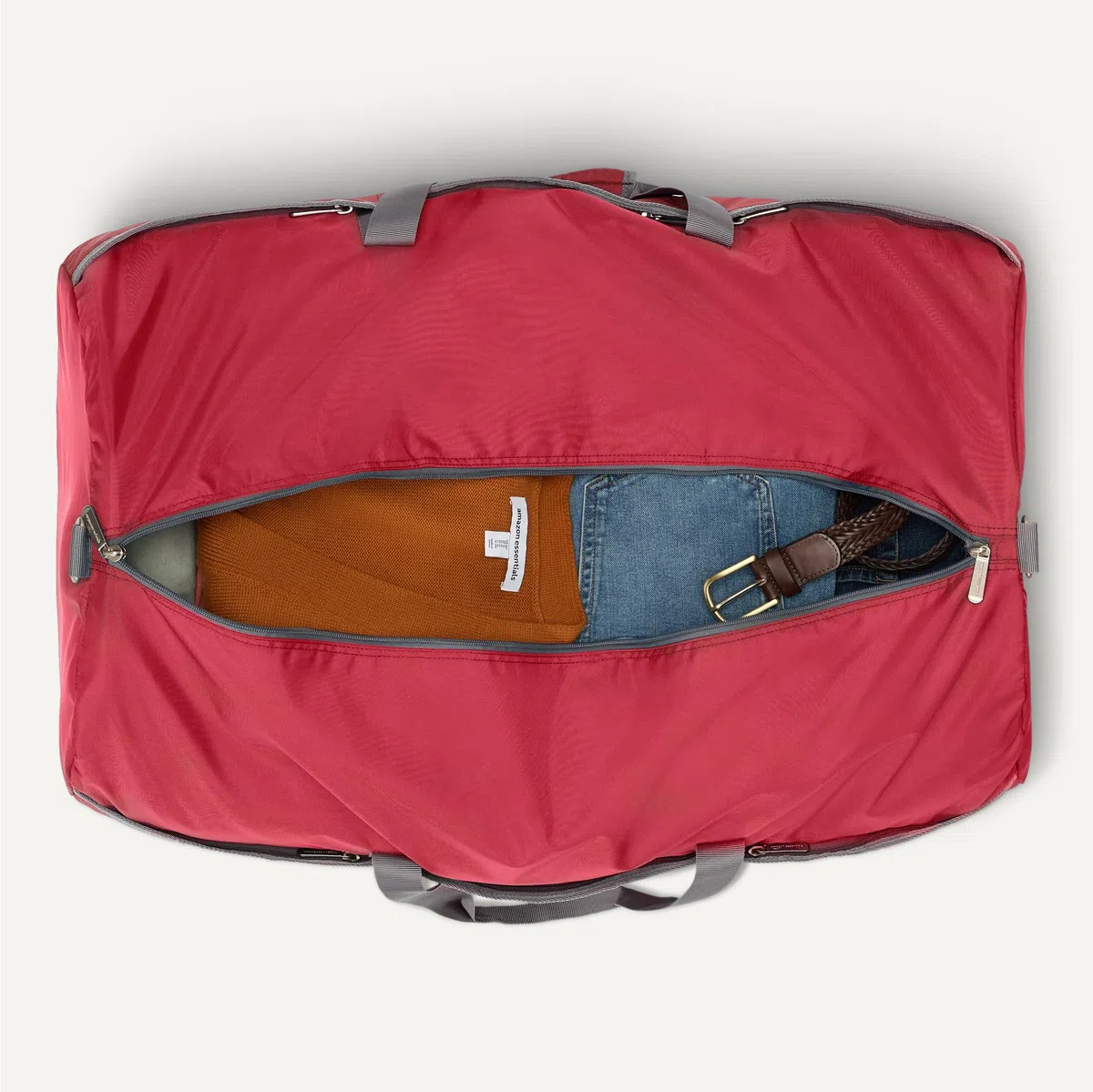 Amazon Essentials, Borsone Pieghevole Extra Large in Nylon da 82,3 cm per Viaggio/Conservazione con Tasche con Cerniera,150 L, Capacità 22,7 kg, Rosso (in Precedenza Amazon Basics)