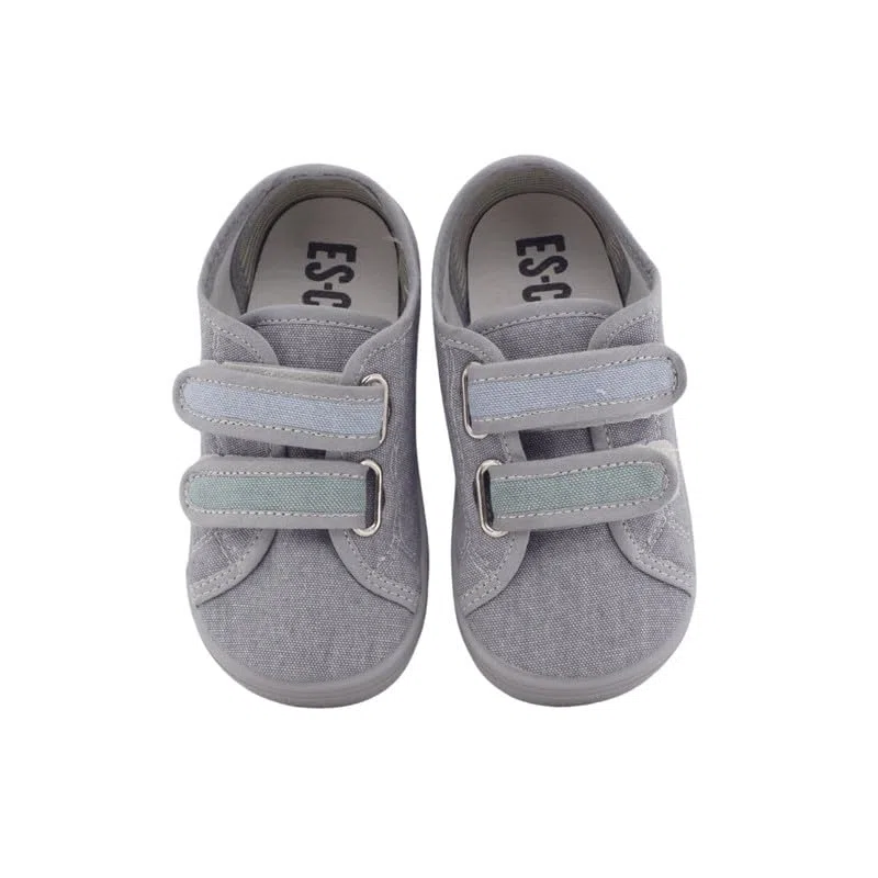 Scarpe sportive in tela adatte per ragazze e bambini - molto comode di facile apertura con velcros - Made in Spagna.