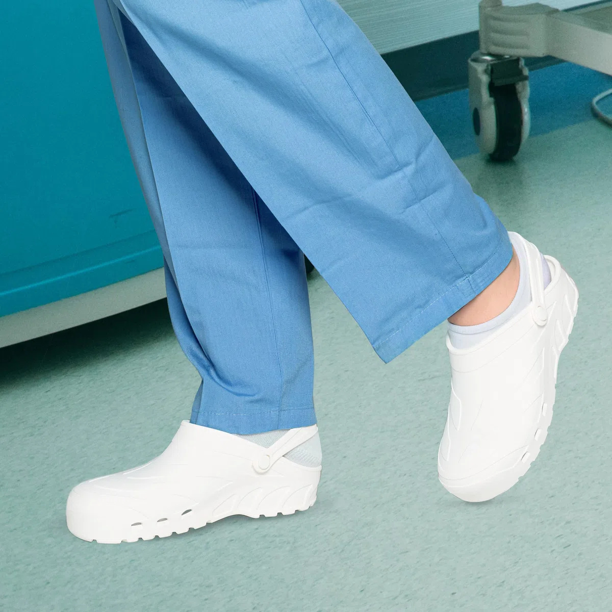 REPOSA Power - Zoccoli Sanitari Donna e Uomo in Gomma Comodi, Leggeri e Antishock, Scarpe da Lavoro Sanitario Anatomiche e Traspiranti con Fori Laterali - Scarpe Sanitarie Infermieri con Laccetto