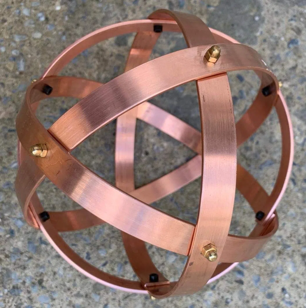 Genesa Crystal in Rame, 21cm di diametro, fasce larghe 20mm, intrecciate simmetricamente e fissate con dadi ciechi in ottone