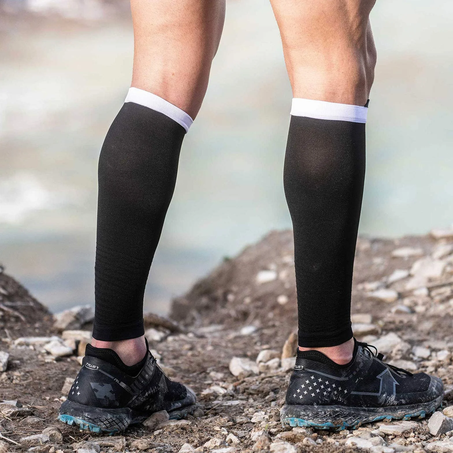Compressport - R2V2 - Gambaletti di Compressione per Polpacci - Protezione Muscolare, Prestazioni e Recupero - Ultraleggero e Anti-Fatica - Corsa, Ciclismo, Trail e Triathlon
