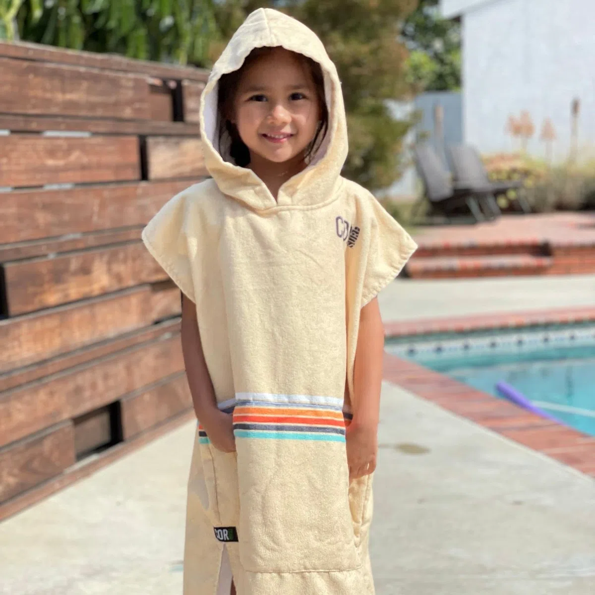 COR Surf Accappatoio a poncho con cappuccio e tasca frontale per bambini, utilizzabile anche come telo mare e coperta, realizzato in microfibra ad asciugatura rapida, adatto per bambini dai 3 agli 8