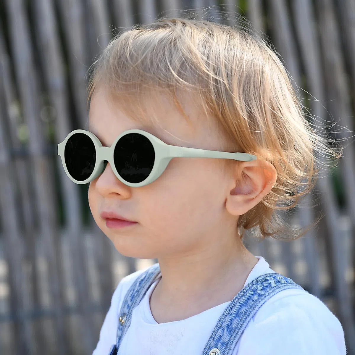 BÉABA Occhiali da Sole Bambino 9-24 Mesi – Protezione 100% UV Categoria 3, Schermo Laterale, Comfort Ottimale, Astine Regolabili 360°, Adattabili alla Vista – Collezione Joy Verde Grigio