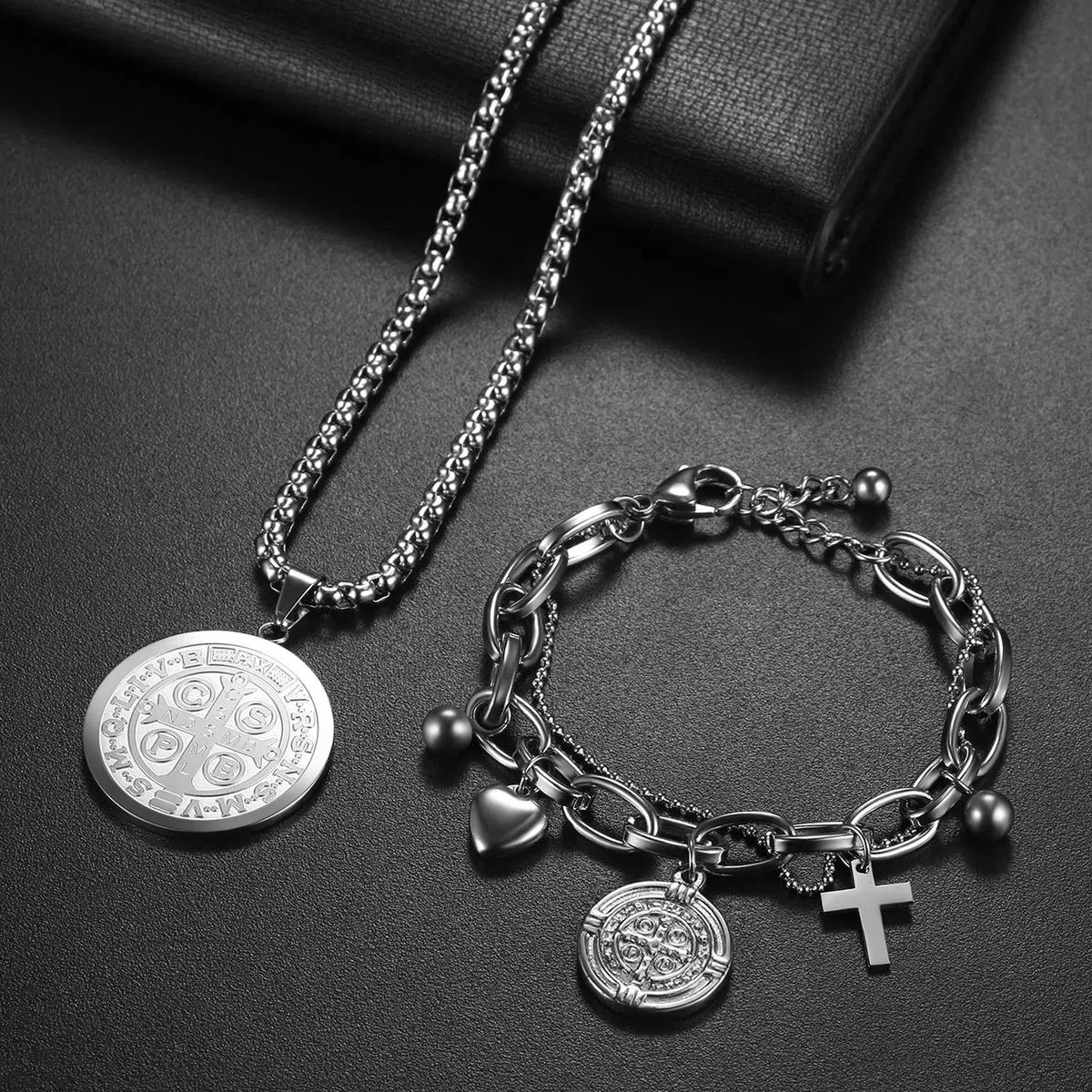 OIDEA Set di 2 braccialetti, collana con ciondolo a forma di medaglia, San Benedetto, croce medaglia, regolabile, in acciaio inox, argento, Acciaio inossidabile