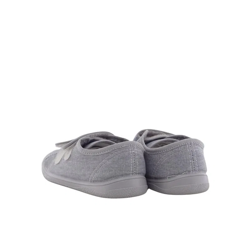 Scarpe sportive in tela adatte per ragazze e bambini - molto comode di facile apertura con velcros - Made in Spagna.