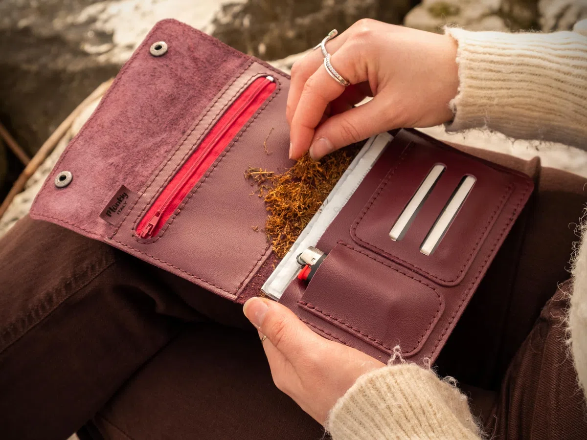 Portatabacco in Vera Pelle Artigianale – Astuccio Porta Tabacco con Zip e Tasche per Cartine, Filtri e Accendino - Made in Italy (Nero)
