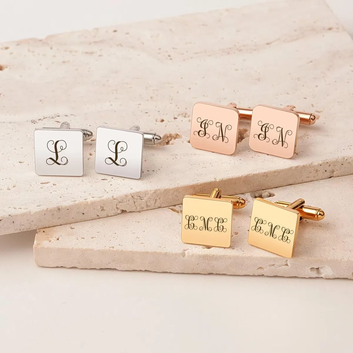 Gemelli in oro - Gemelli con lettera monogramma inciso - Design iniziale dei gemelli personalizzati - Gemelli con nome - Regalo Groomsman