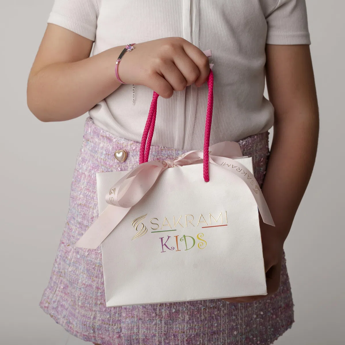 Sakrami Bracciale Argento 925 Bimba Cordoncino Bianco Farfalla Rosa Piastrina Incidibile Kids Collection + Confezione Regalo Personalizzata - Braccialetto per Nascita Comunione o Battesimo