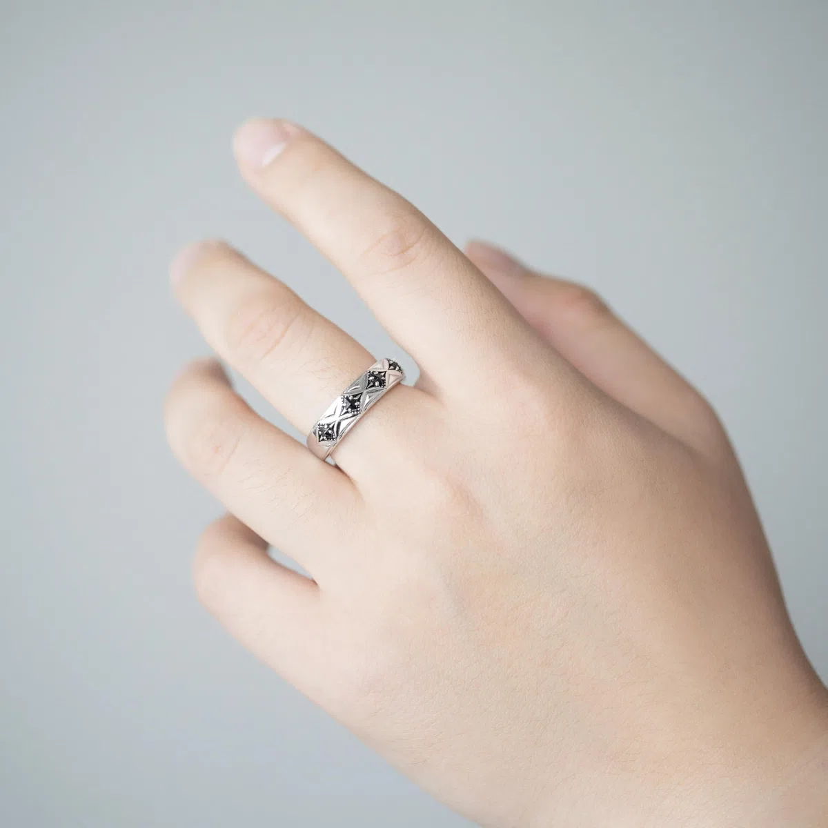 Anello Uomo in Argento Regolabile con Spinelle Nero unisex Anello per Adatti a Donna e Uomo Semplice ed Elegante