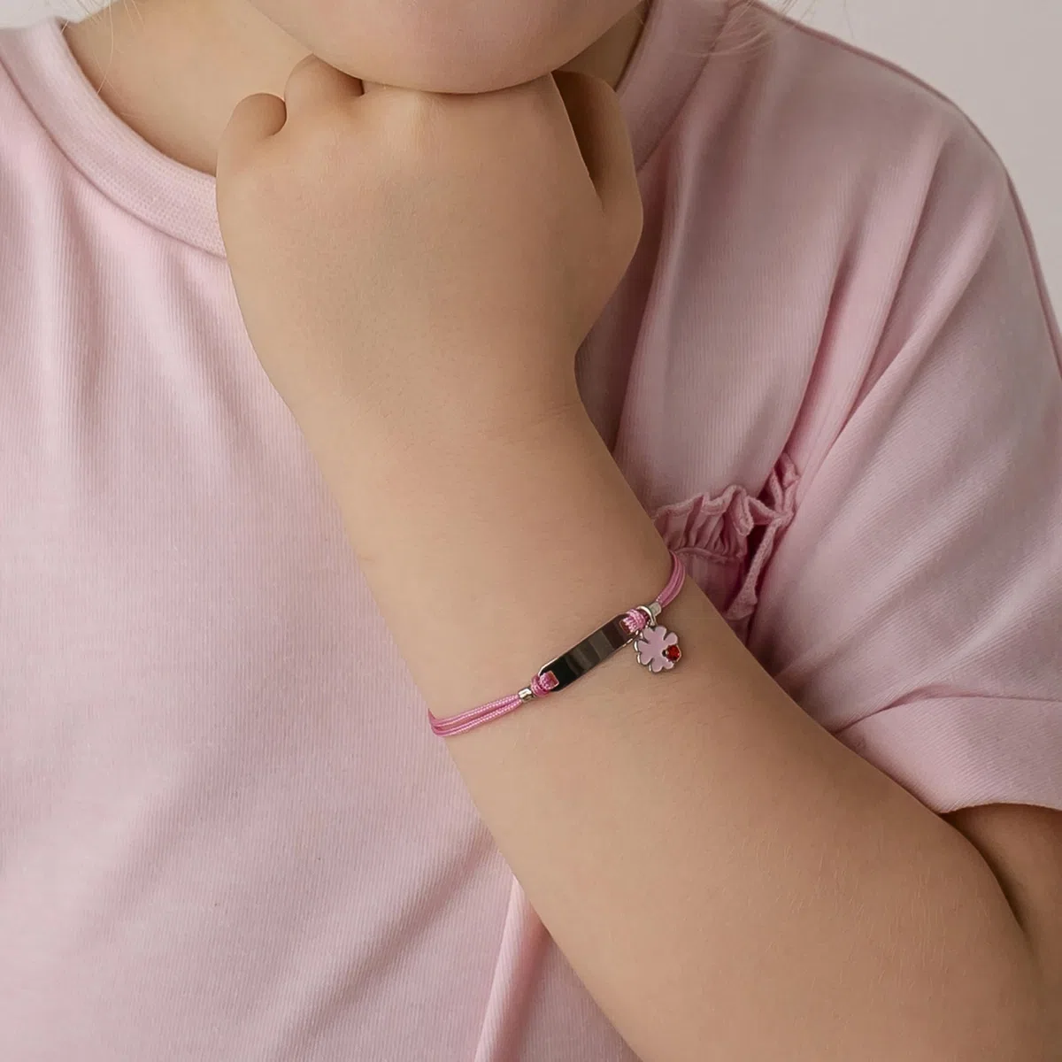 Sakrami Bracciale Argento 925 Bimba Cordoncino Rosa Quadrifoglio Rosa Smaltato Piastrina Incidibile Kids Collection + Confezione Regalo Personalizzata - Braccialetto per Nascita Comunione o Battesimo
