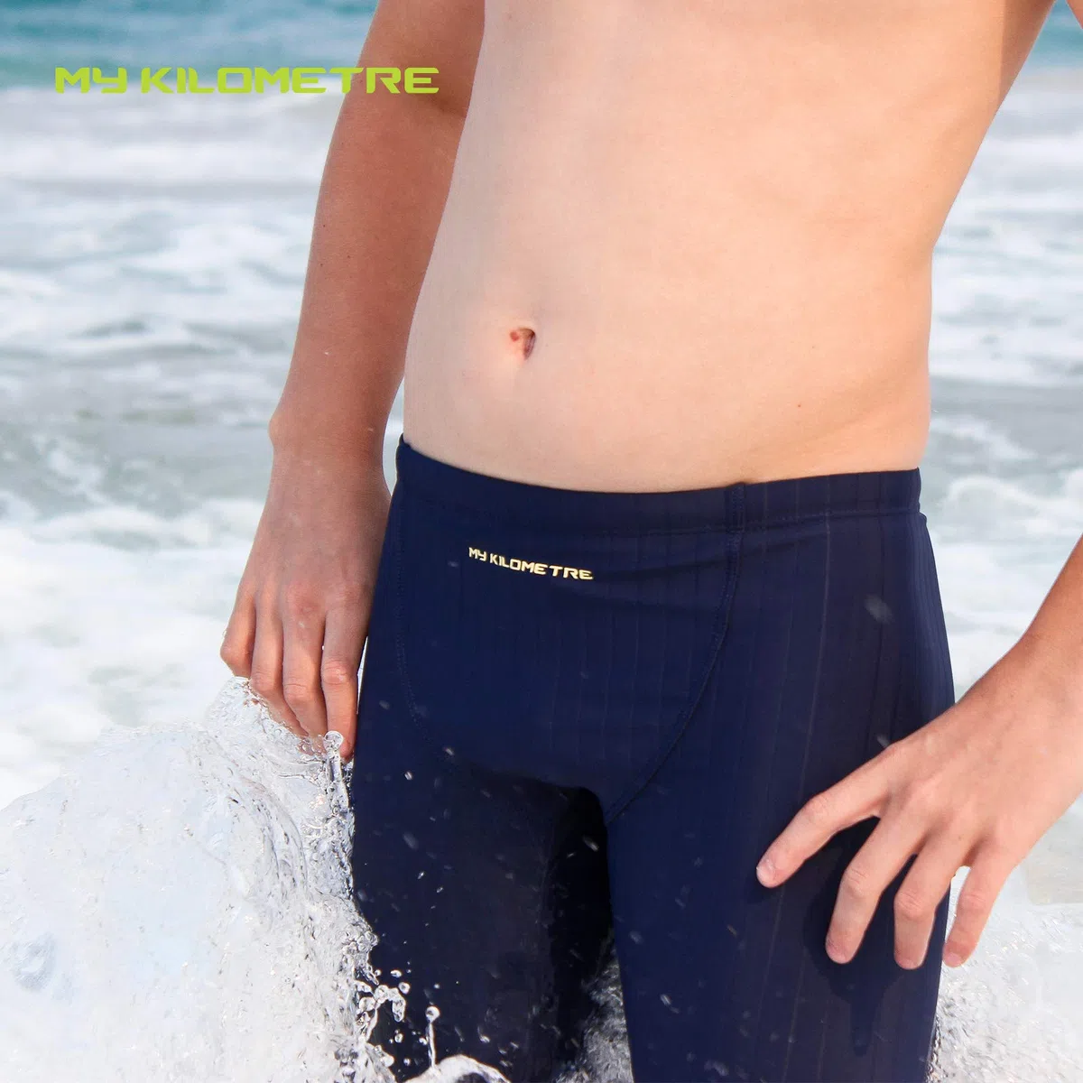MY KILOMETRE Jammer Costume da Bagno per Bambini e Ragazzi – Cloro‑Resistente, con Coulisse, Asciugatura Rapida per Allenamento e Gare in Piscina