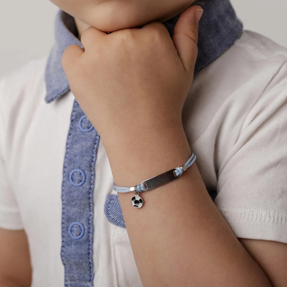 Sakrami Bracciale Argento 925 Bimbo Cordoncino Azzurro Pallone da Calcio Piastrina Incidibile Kids Collection + Confezione Regalo Personalizzata - Braccialetto per Nascita Comunione o Battesimo