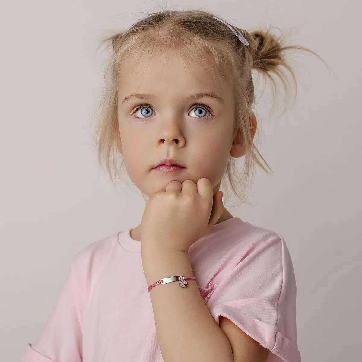 Sakrami Bracciale Argento 925 Bimba Cordoncino Rosa Quadrifoglio Rosa Smaltato Piastrina Incidibile Kids Collection + Confezione Regalo Personalizzata - Braccialetto per Nascita Comunione o Battesimo