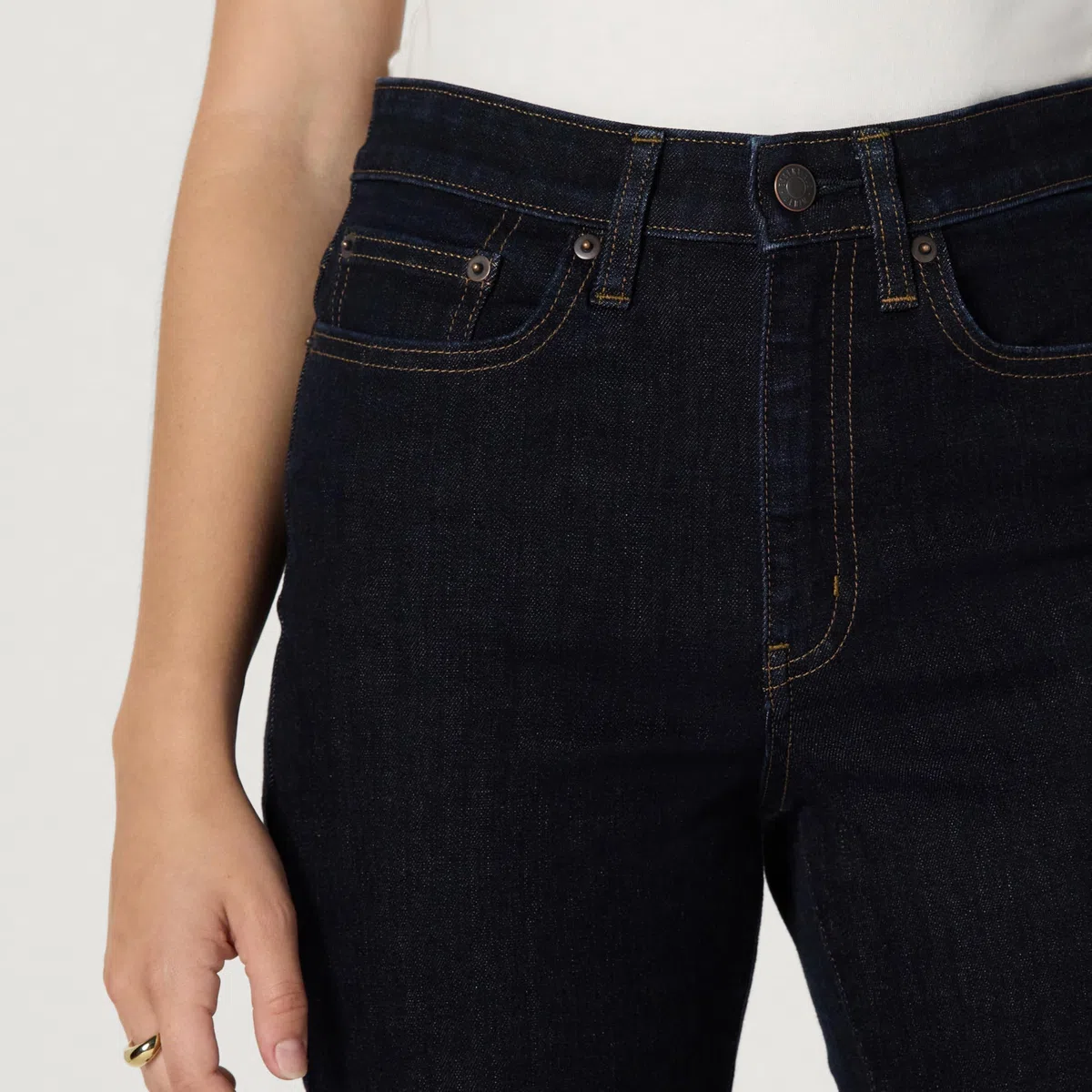 Amazon Essentials Jeans a Vita Alta che Valorizzano le Forme, a Zampa di Elefante, Super Elasticizzati Donna